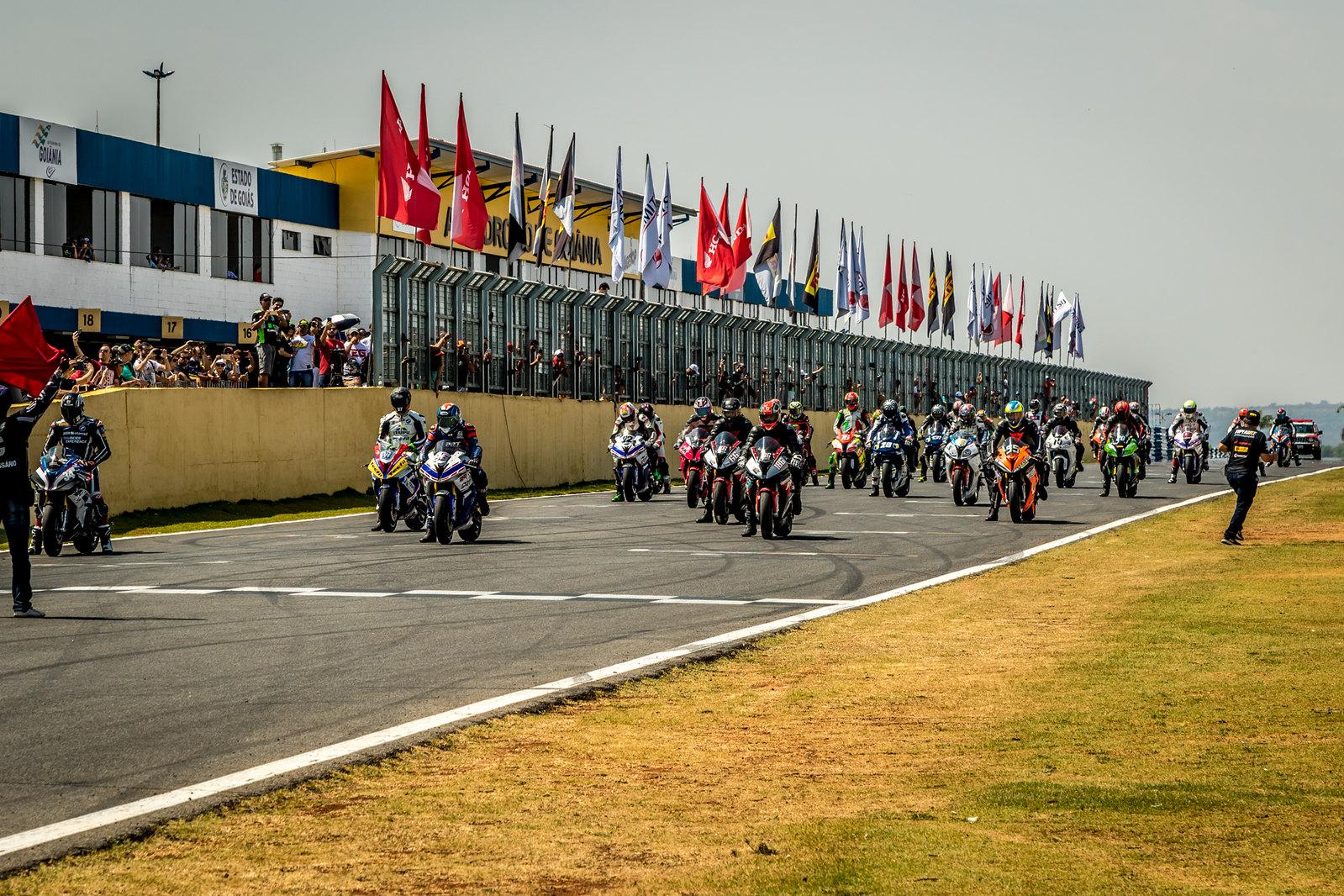 Acidente durante corrida de moto deixa dois pilotos mortos