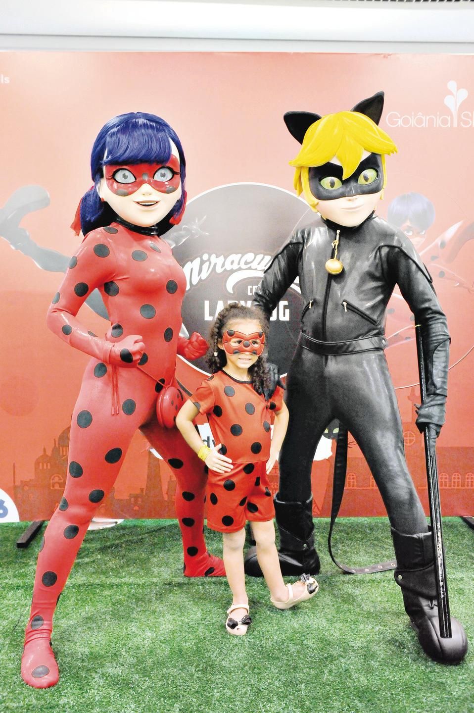 Ladybug e Cat Noir em últimas sessões de foto no shopping