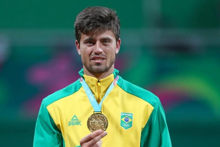 É ouro! João Menezes conquista o título do Pan, e Brasil volta a bater o  freguês Chile no tênis, jogos pan-americanos