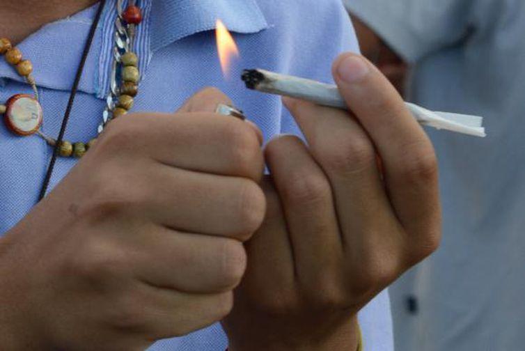 fumando maconha  Jornal Ação Popular