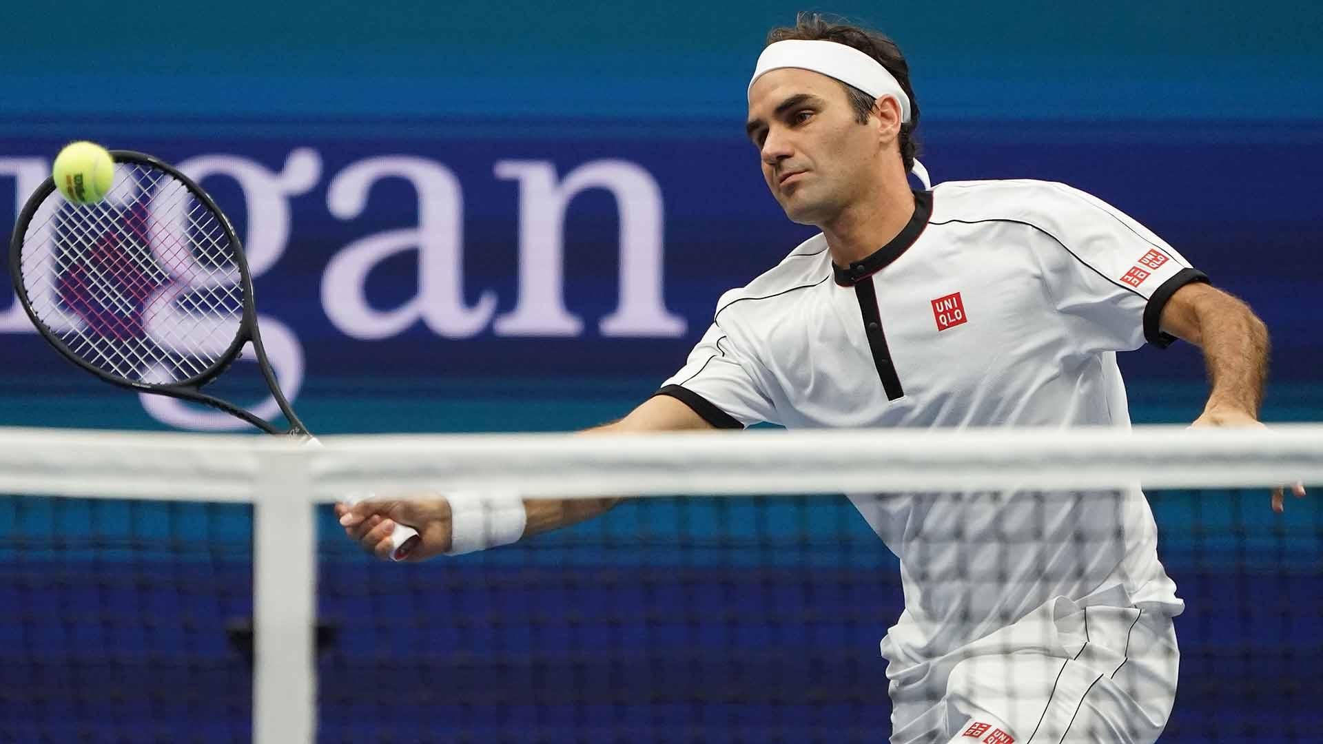 Tenista Roger Federer se detaca em partida de tênis em Dubai 