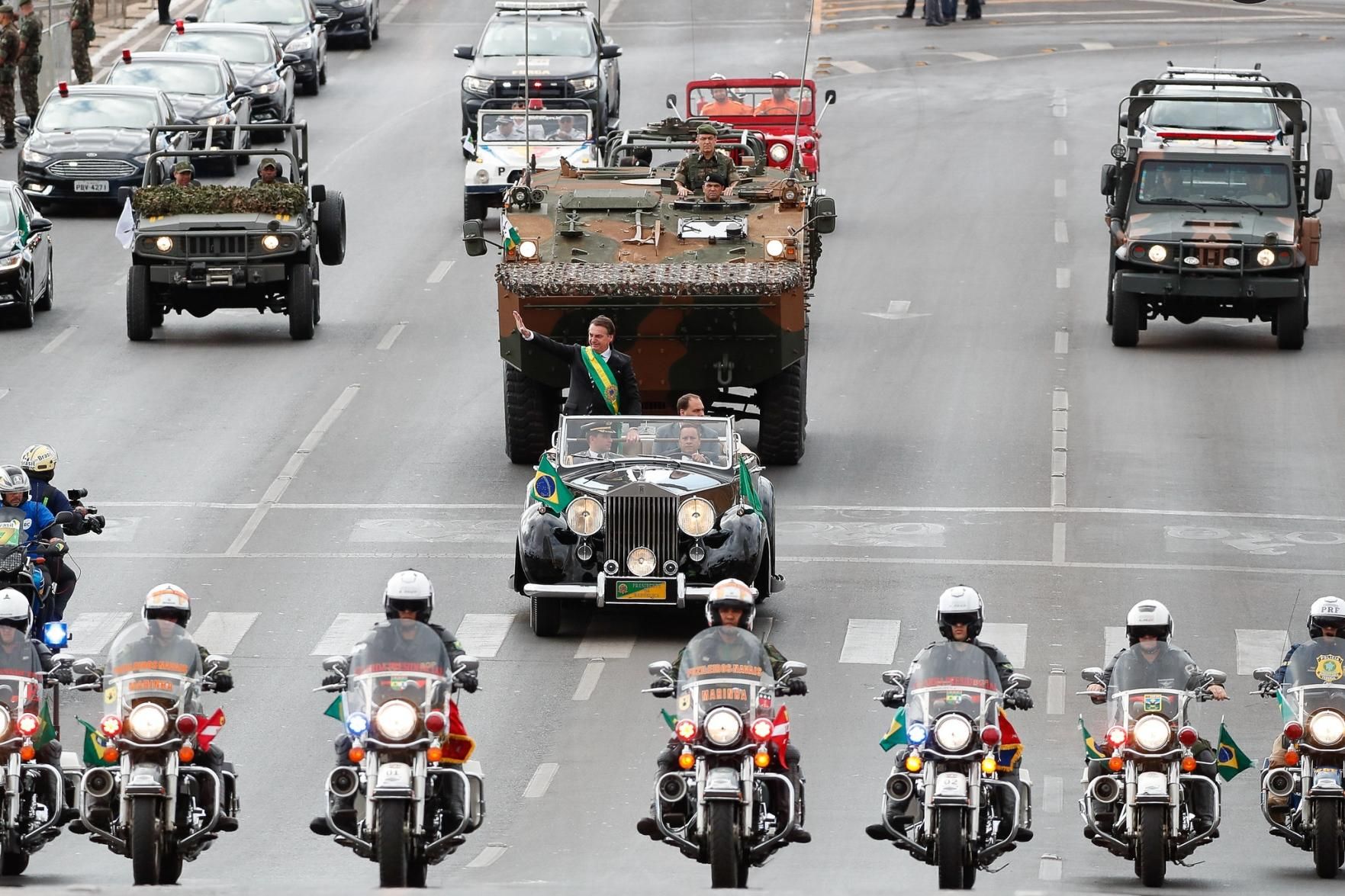 Bolsonaro leva Edir Macedo e Silvio Santos para desfile da Independência -  Estadão