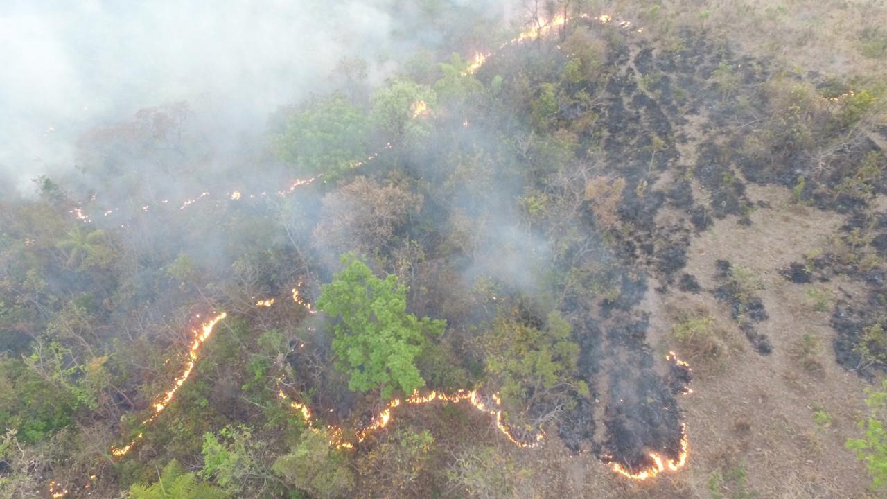 Casa pega fogo e bombeiros usam 6 mil litros de água para conter