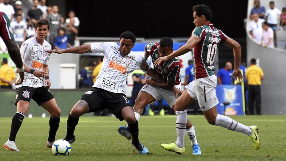 Fluminense e Galo fazem jogo movimentado, mas não tiram o zero do placar