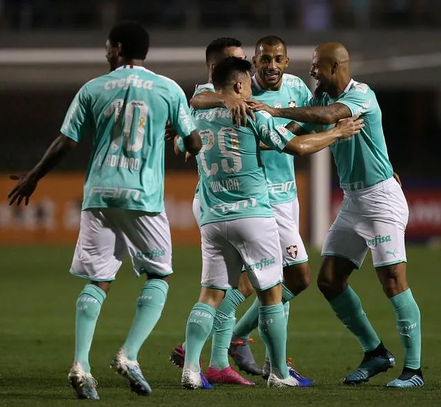 Palmeiras goleia o CSA por 6 a 2 no Pacaembu e continua na cola do