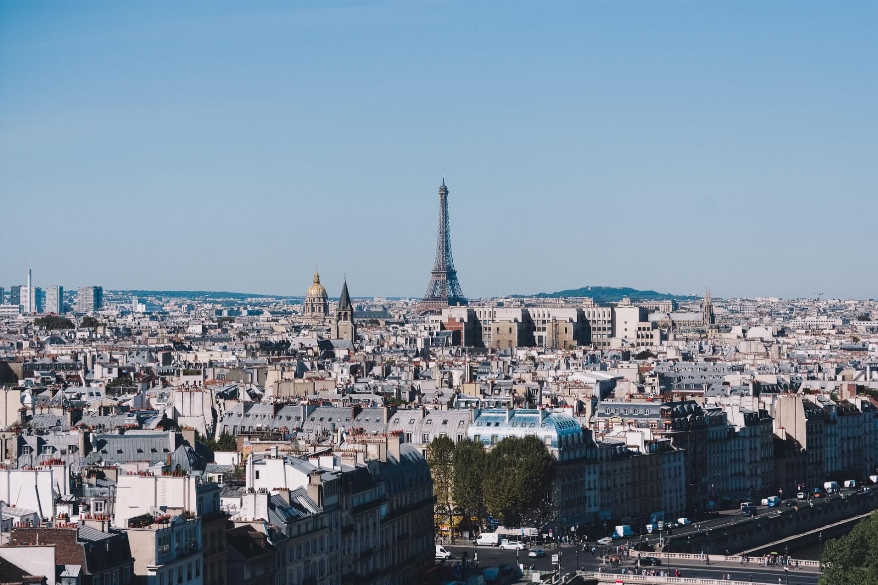 Goiano viaja pela Europa com carro de som e viraliza na web com vídeo na  Torre Eiffel, em Paris; assista, Goiás