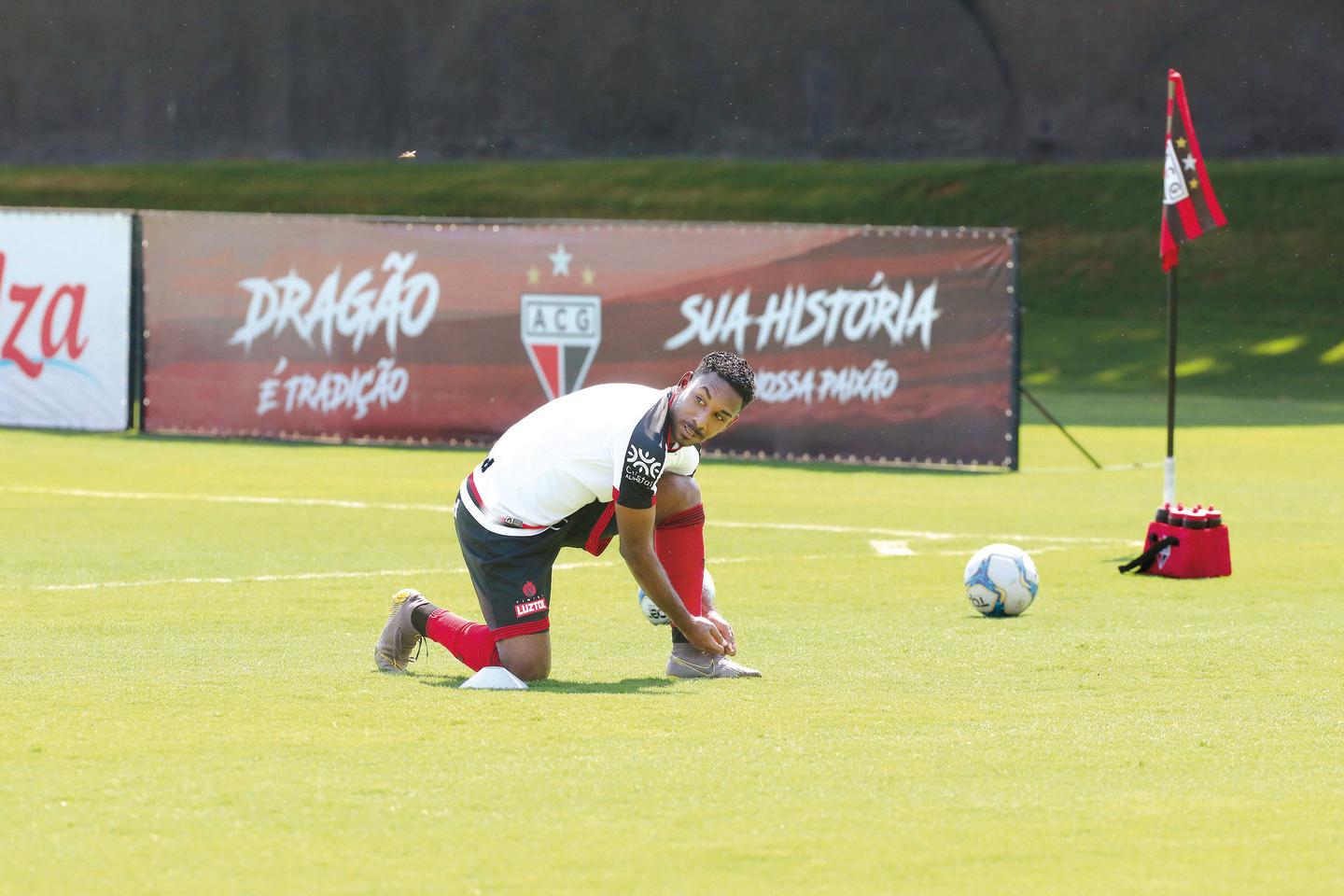 Goleiro do Atlético-GO diz fazer “leitura corporal” nos pênaltis; veja  lista de defesas