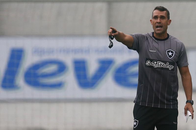 Técnico do Corinthians comenta troca de posição entre Wesley e