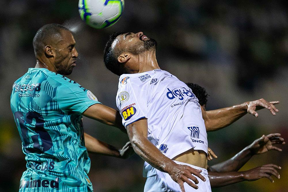 Corinthians vence o Cruzeiro nos acréscimos no primeiro jogo das