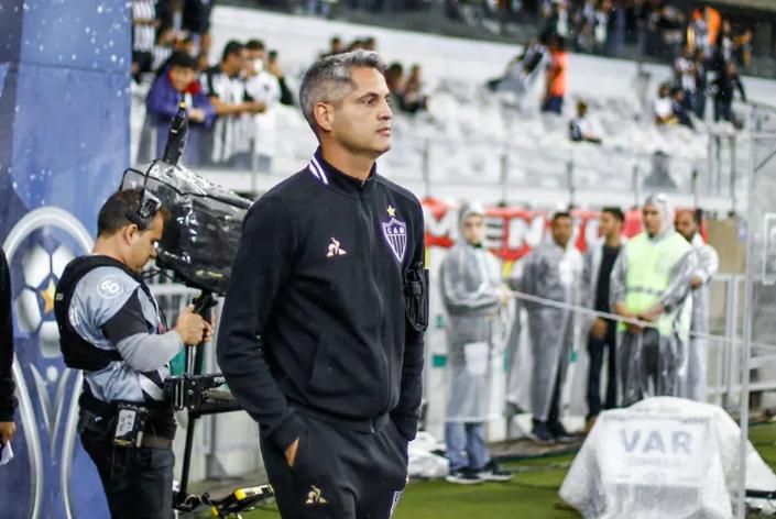 Repórter conta tumulto com membro do Corinthians na Arena do Grêmio