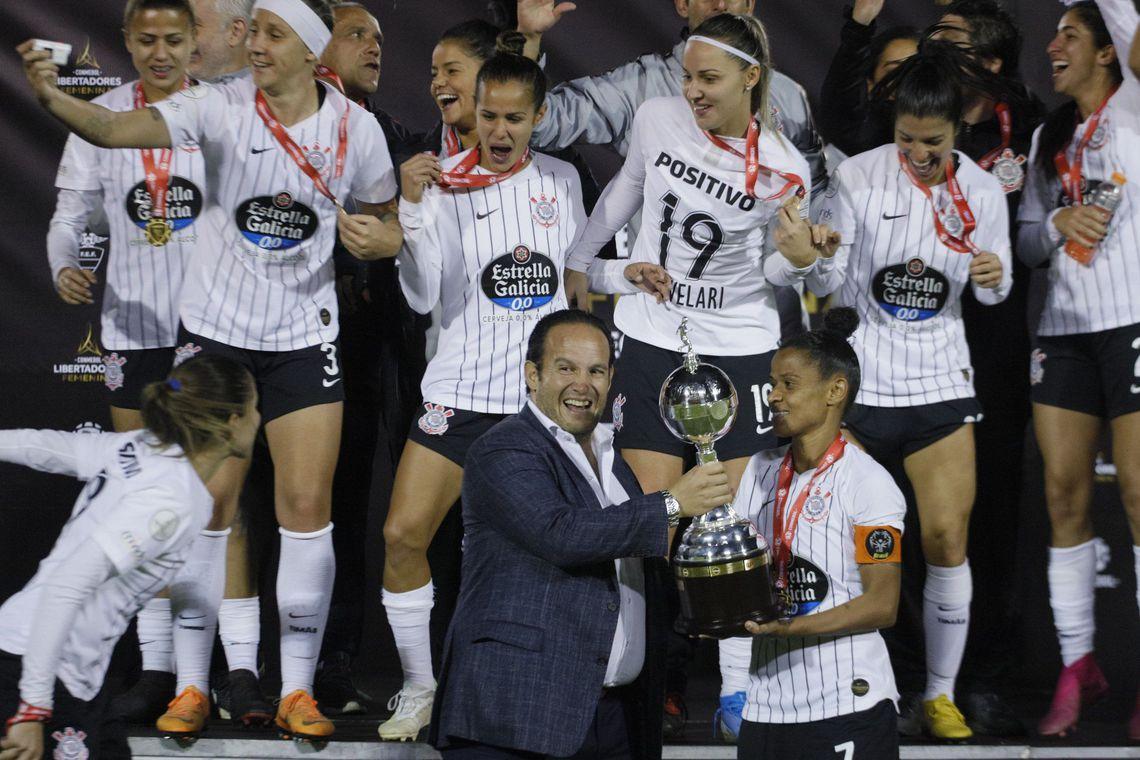 Estrella Galicia 0,0 anuncia patrocínio no uniforme de jogo da equipe  feminina do Corinthians