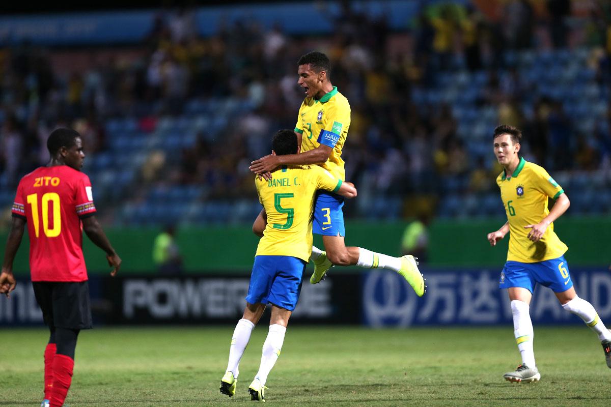 Brasil enfrenta o Peru em jogo que pode definir futuro do técnico