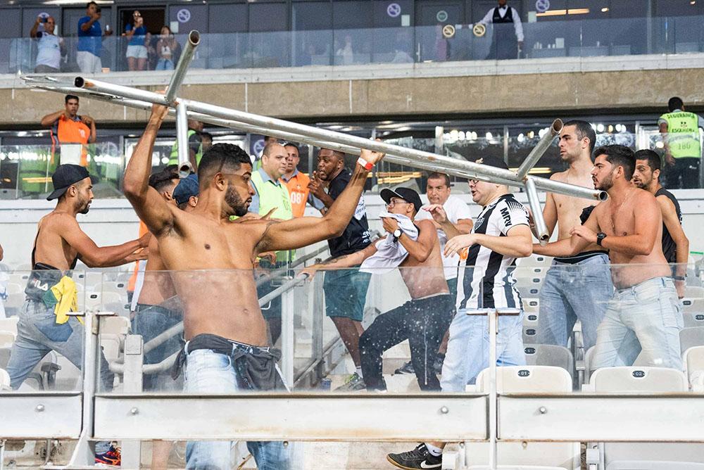 Briga entre torcedores deixa 22 feridos em partida do campeonato