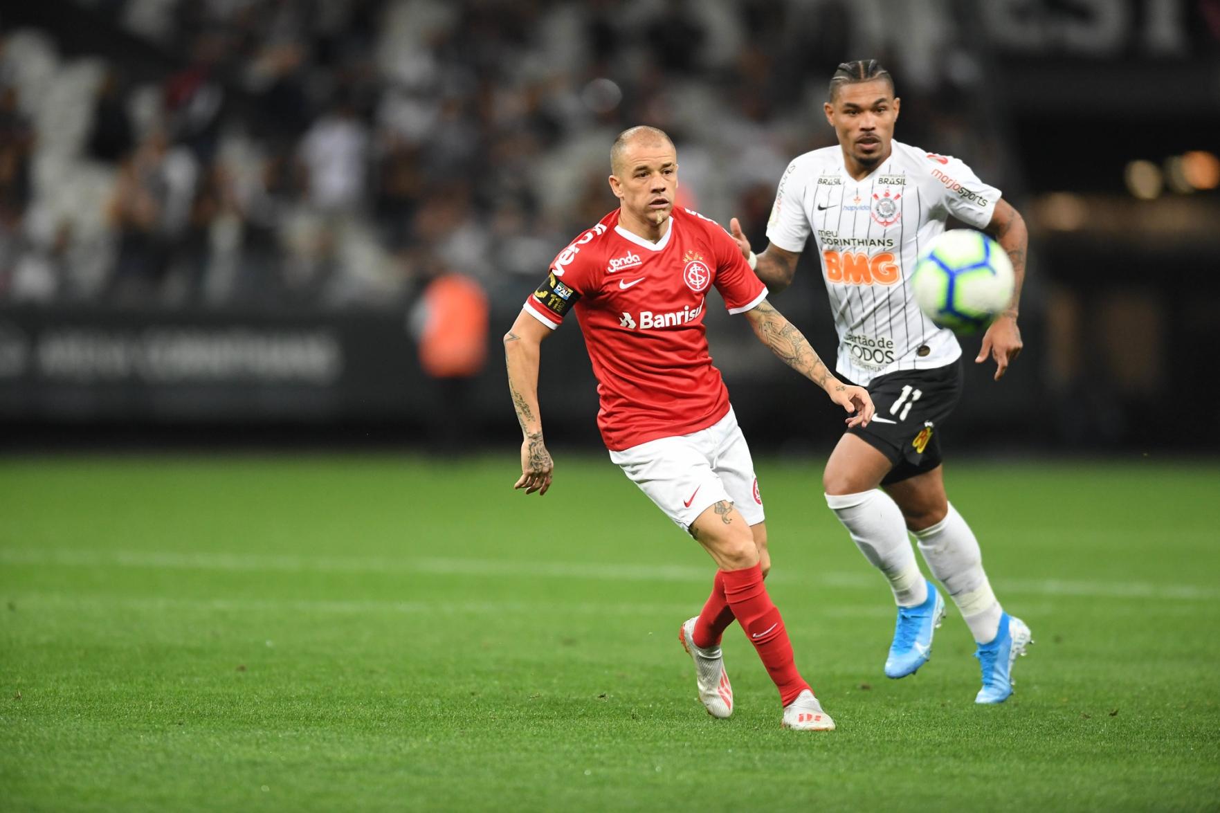 Inter é goleado pelo Corinthians e é vice-campeão do Brasileirão