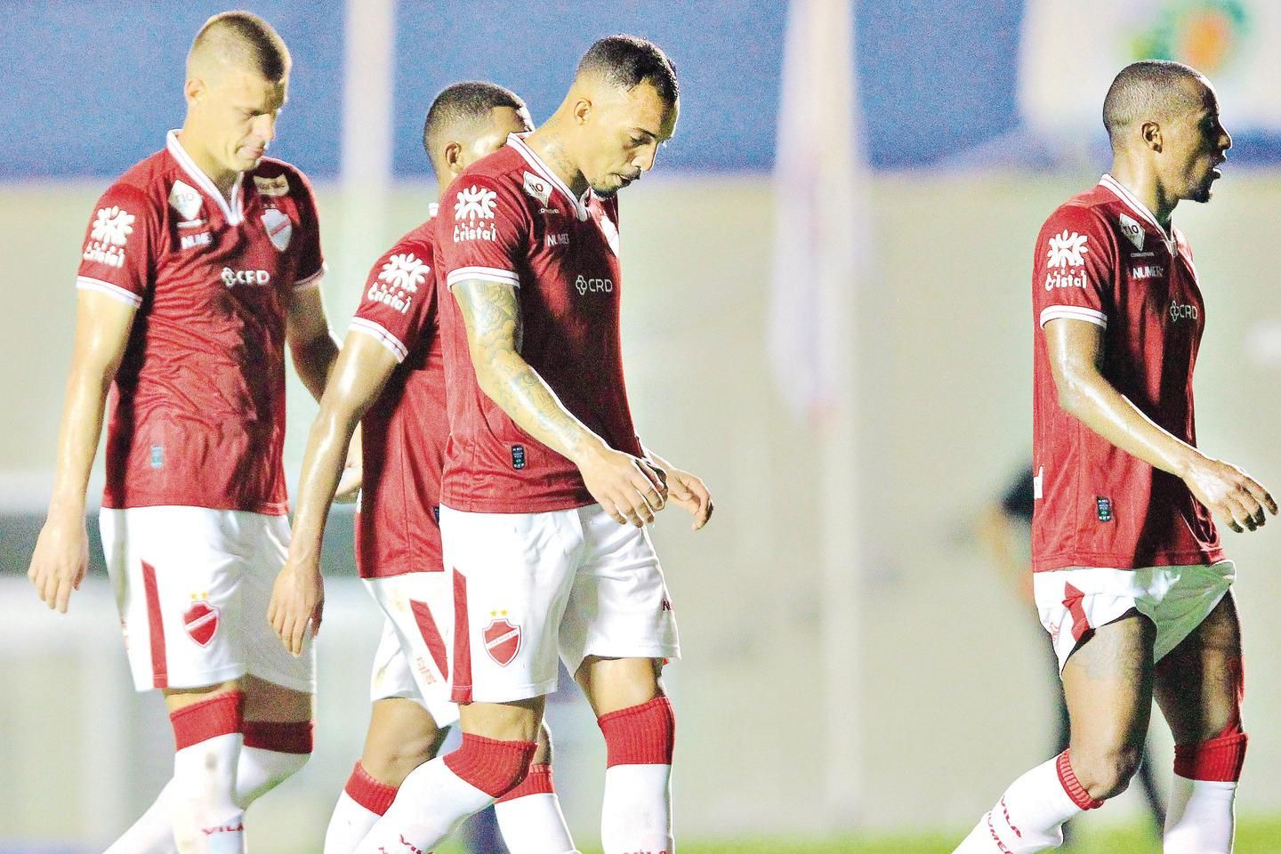 SÉRIE B TEM 8 TIMES BRIGANDO PELO ACESSO E 5 EQUIPES FUGINDO DA QUEDA PARA  A SÉRIE C 