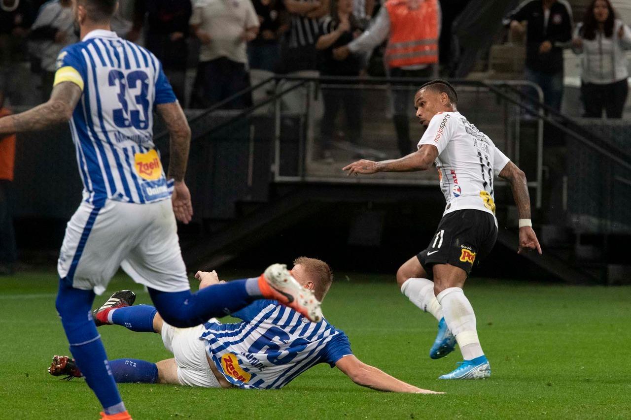 Corinthians e Grêmio empatam em jogo maluco de viradas e 8 gols em Itaquera