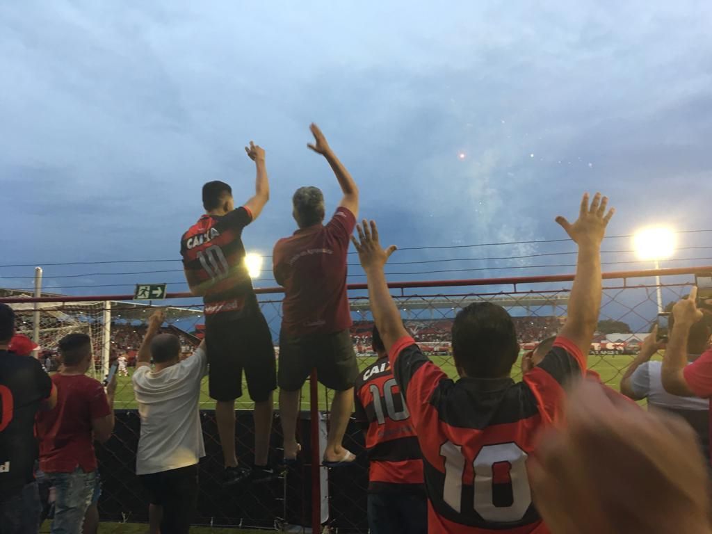 Chuva não atrapalha festa da torcida no Recife com a 2ª vitória do