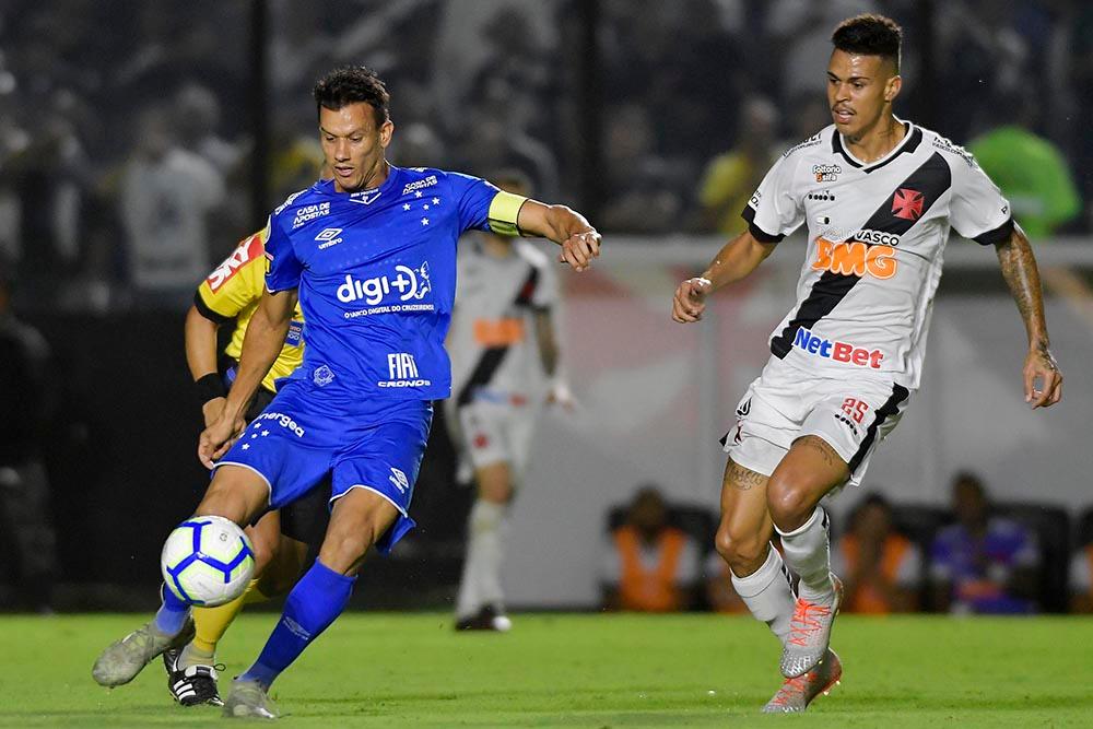 Willian celebra reencontro com as redes, mas lamenta empate do