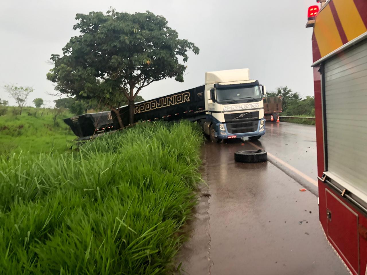 Três adultos e um bebê ficam feridos em acidente entre carro e caminhão, em  Itumbiara