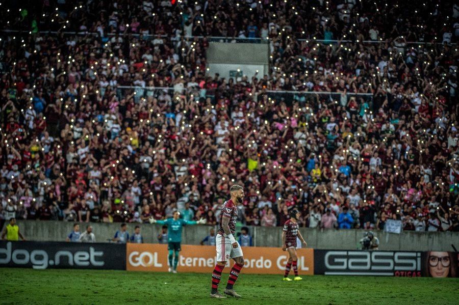 Flamengo volta a jogar bem, bate o Coritiba e dorme líder