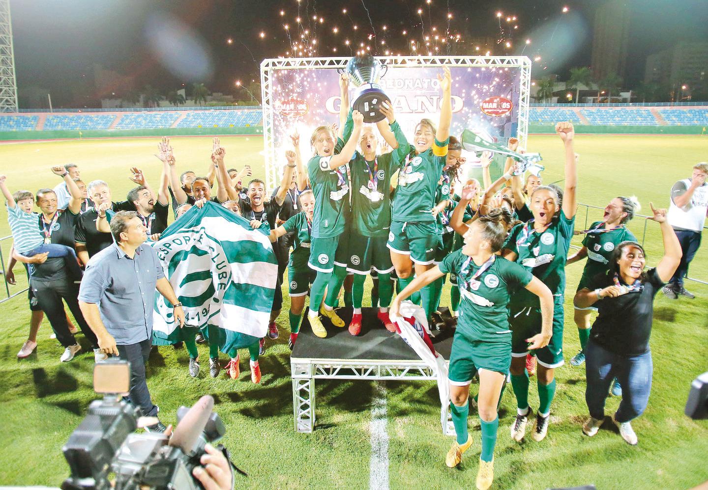 Foto de duas lindas mulheres jogando futebol juntas no campo