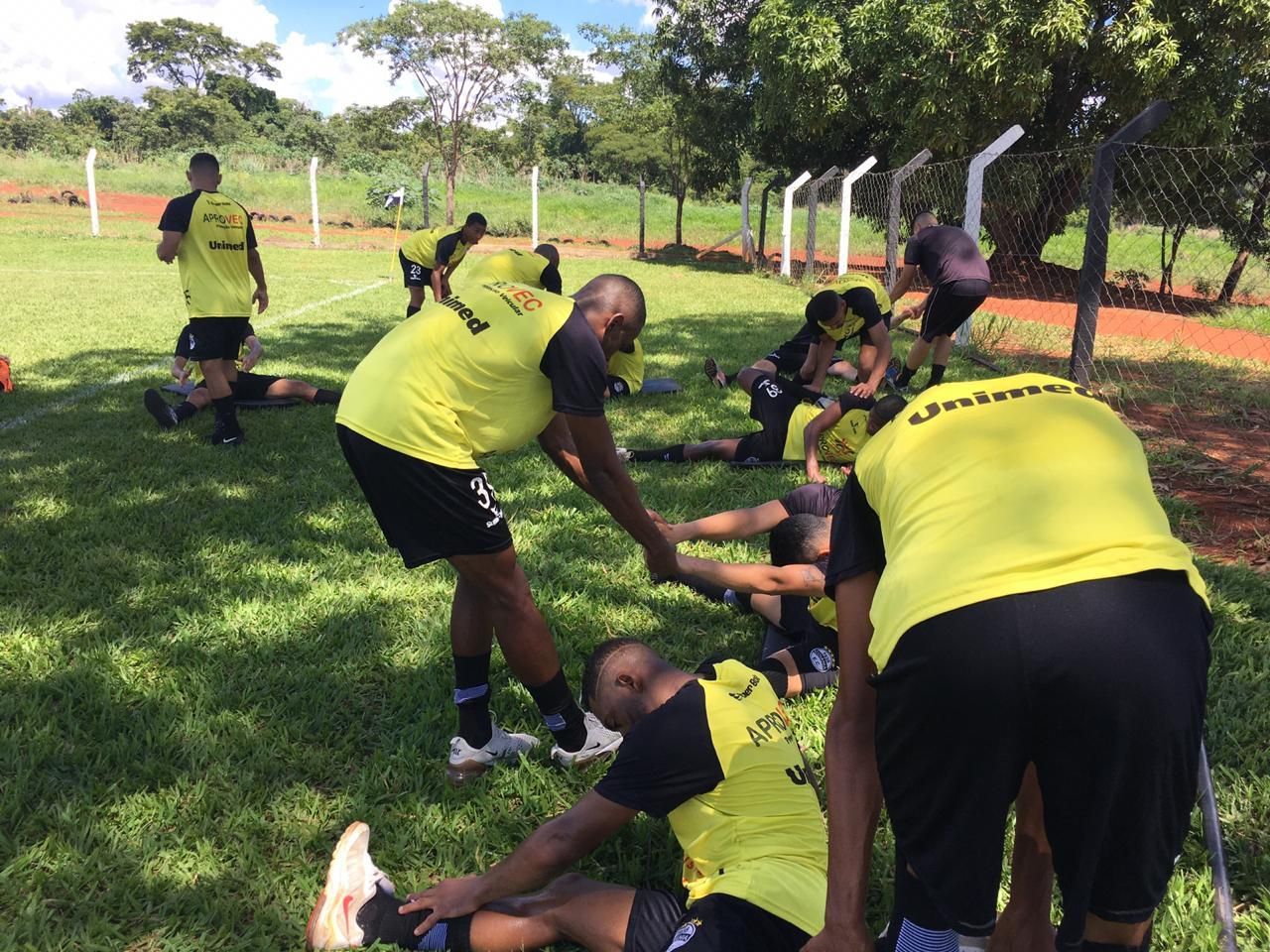 Dois jogadores do Goiânia Saints se destacam em evento de futebol