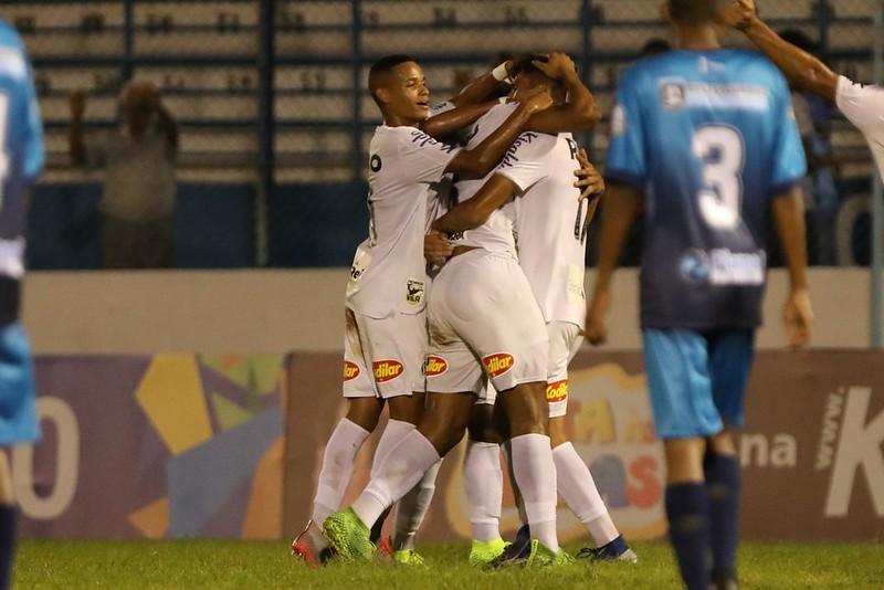 Em jogo de sete gols, Santos quebra jejum e vence o Goiás na Vila