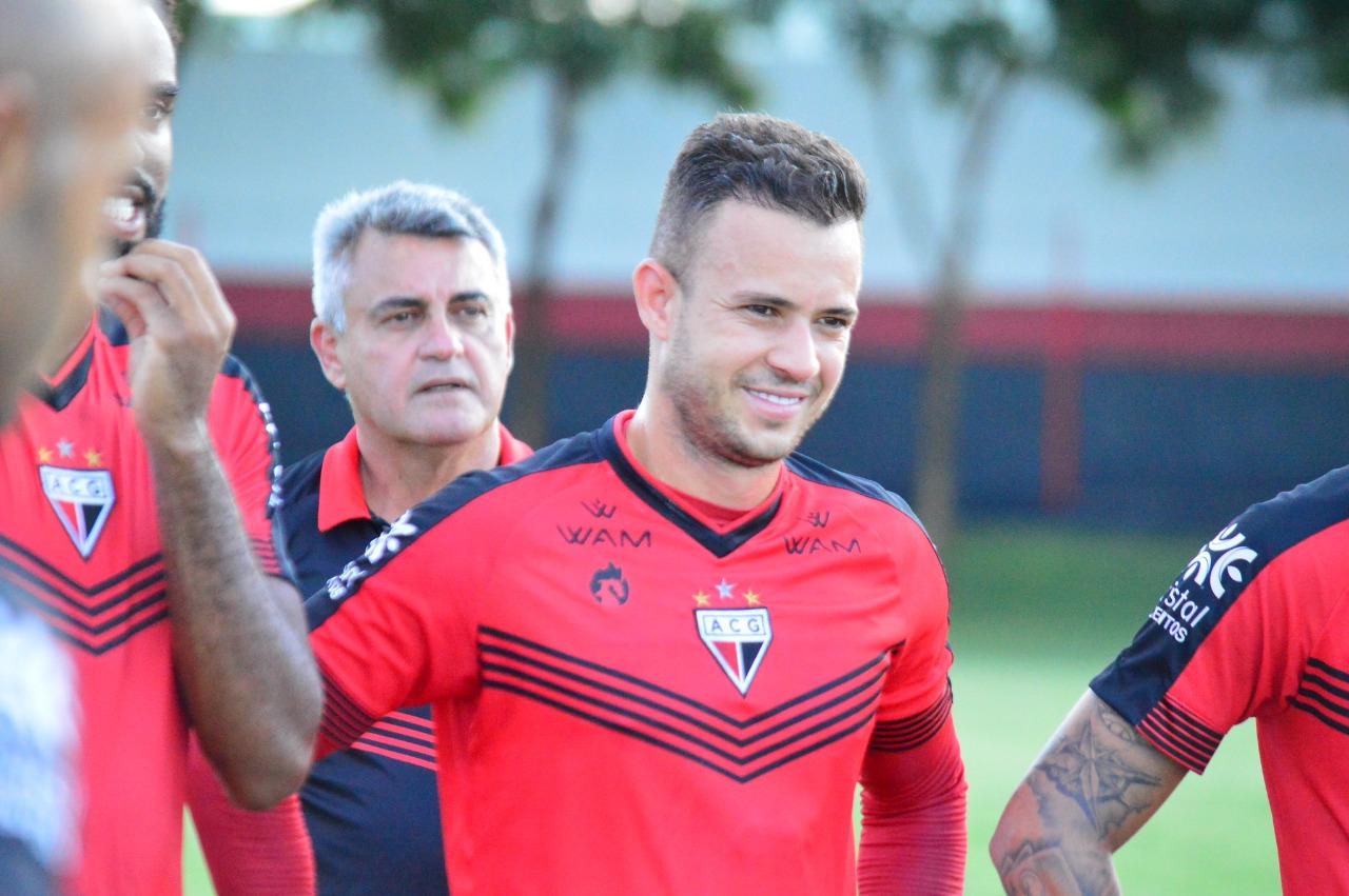 Goleiro do Atlético-GO diz fazer “leitura corporal” nos pênaltis; veja  lista de defesas