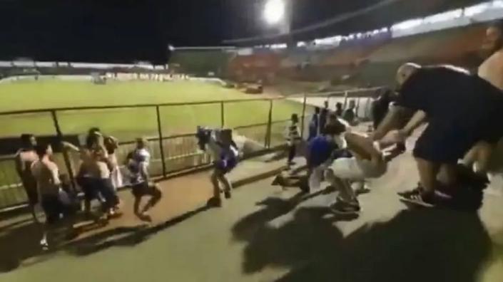 Torcida do Taubaté comemora vitória fazendo 'parkour' 