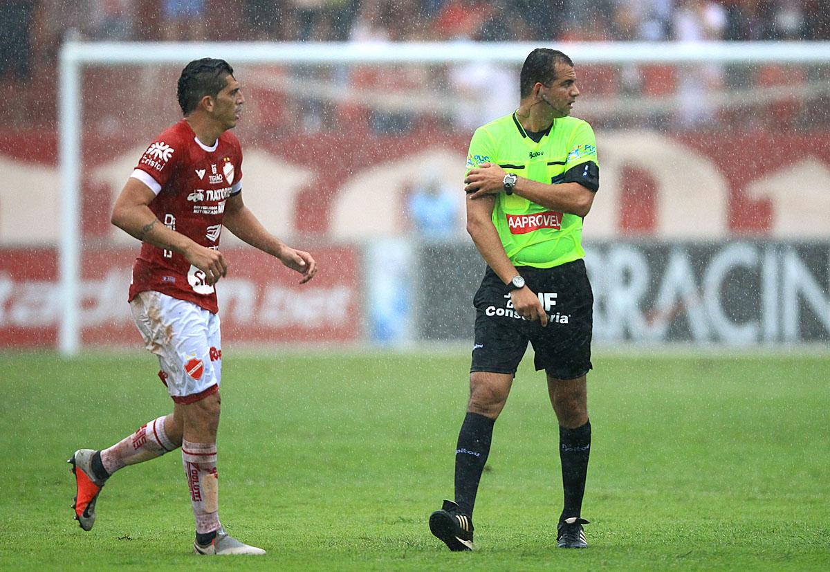 Violência entre jogadores e treinador vale derrota às duas equipas