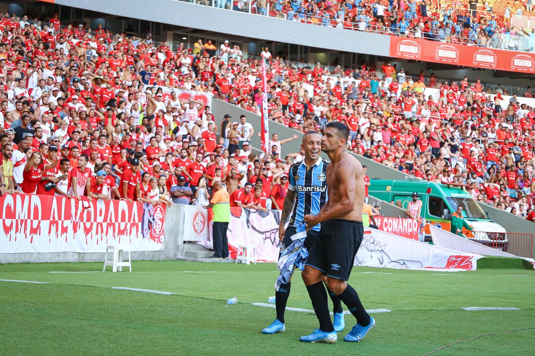 Atlético-MG se impõe, vence o Grêmio por 3 a 0 e entra no G4