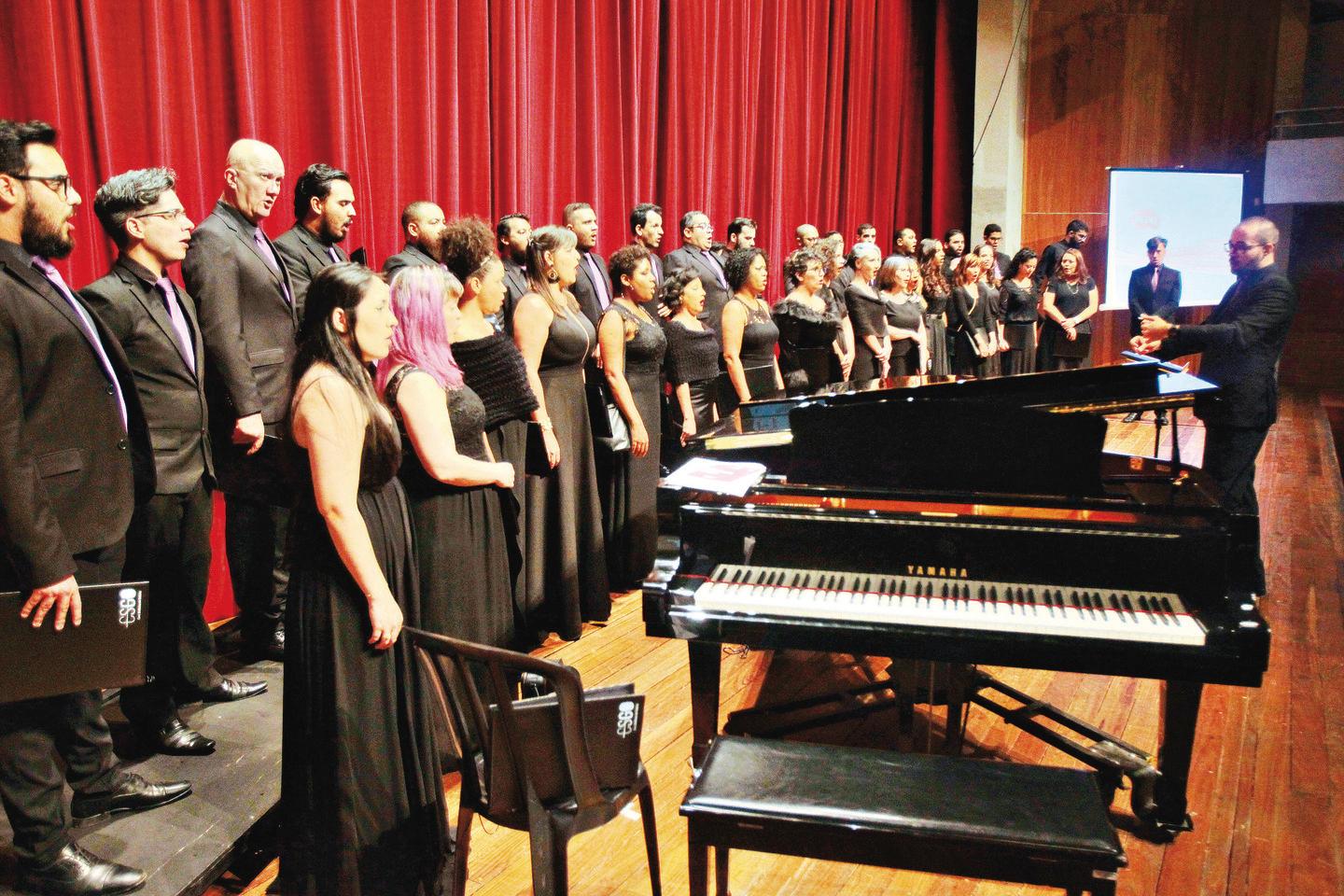 Teatro Goiânia recebe turnê do concerto Rock ao Piano