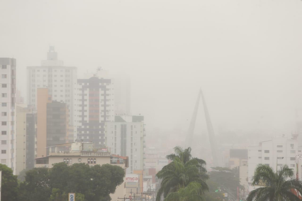 Qual é a diferença entre Está garoando  e Está chuviscando  ?