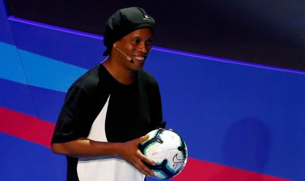 Entre lances geniais e confusões, Ronaldinho completa 40 anos