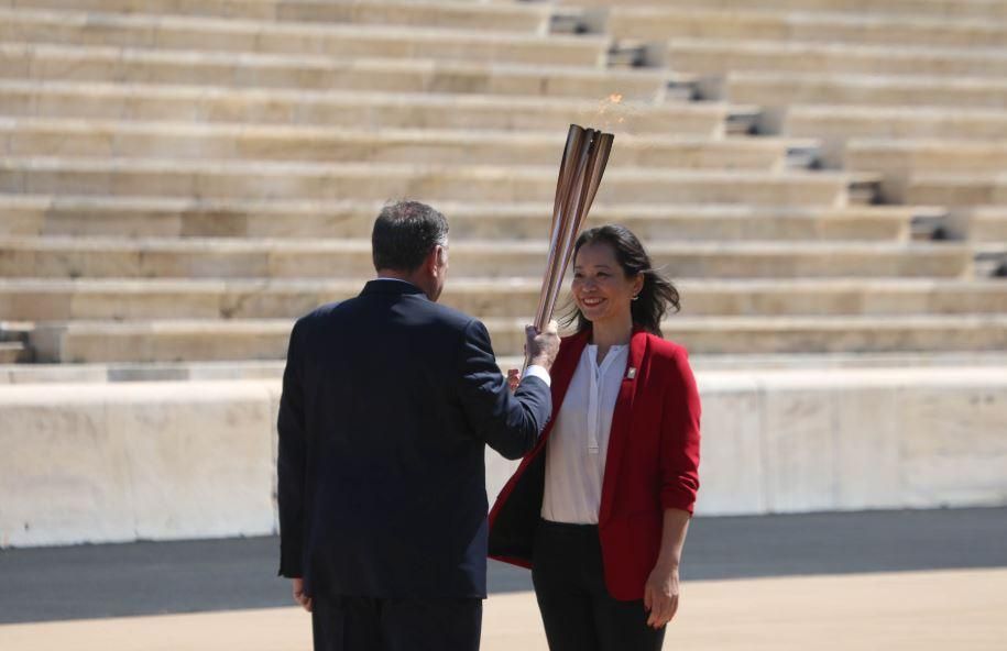 Abertura das Olimpíadas tem estádio vazio e protestos do lado de fora