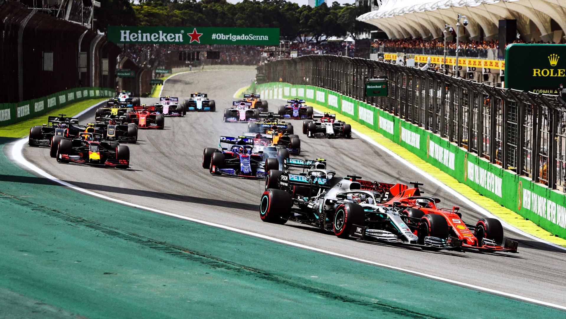 Primeiro treino em Singapura tem lagartos na pista e dobradinha da