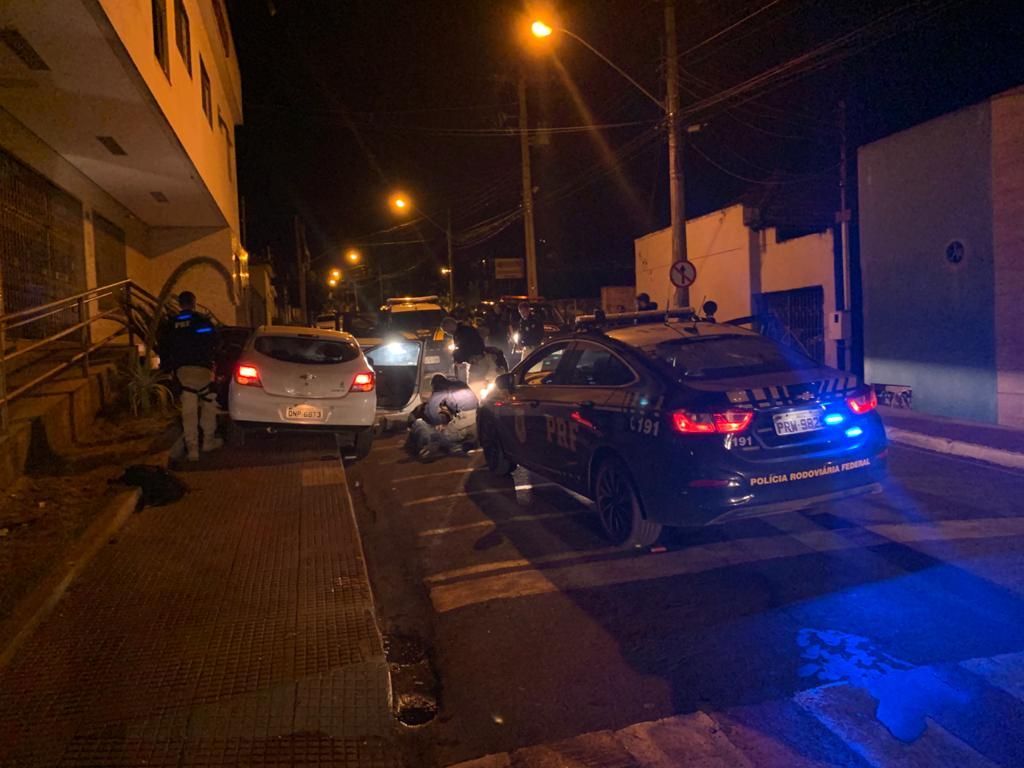 Dupla pede corrida em aplicativo, rouba carro de motorista, mas