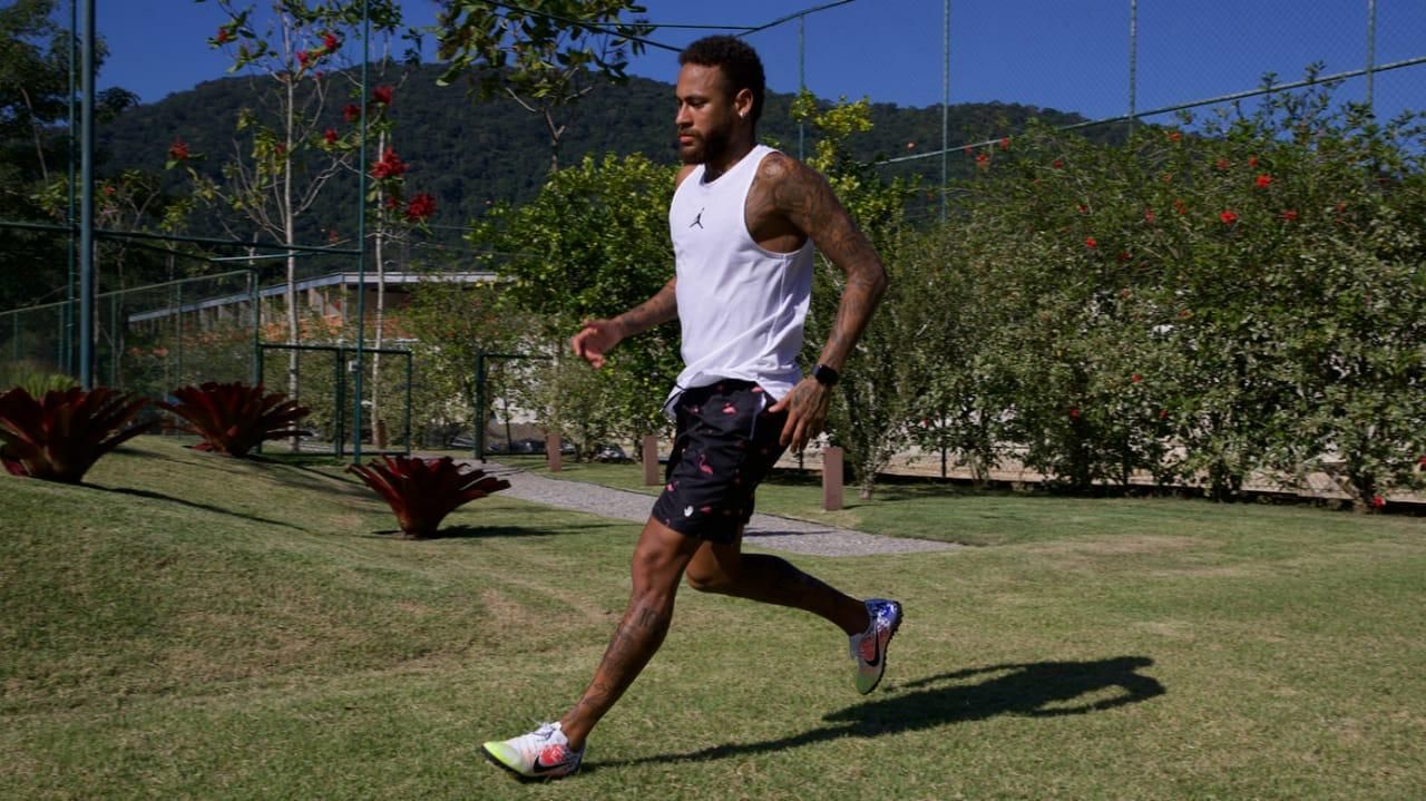 Neymar segue tratamento de lesão na academia do CT do Al-Hilal