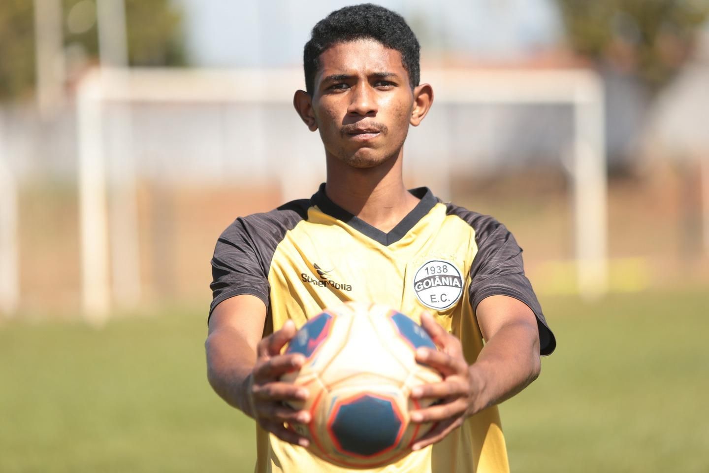 Futebol, jogo de futebol. Um jogador atirando no gol realizando um