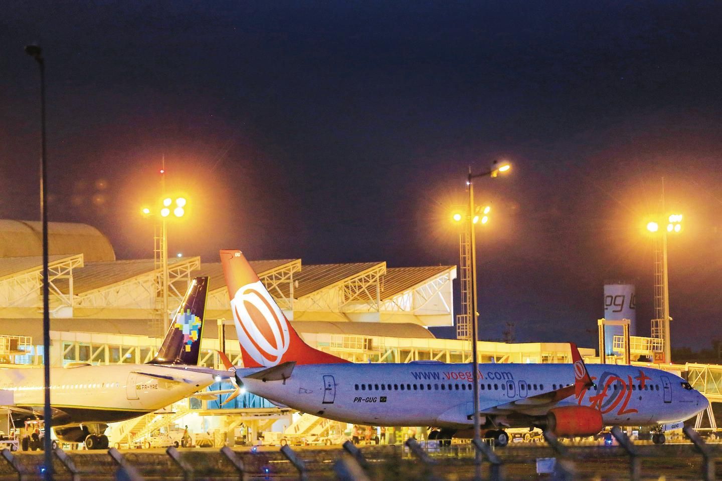 Decolagem do avião em uma pista de pouso para aviões perto do terminal,  sala de controle na torre