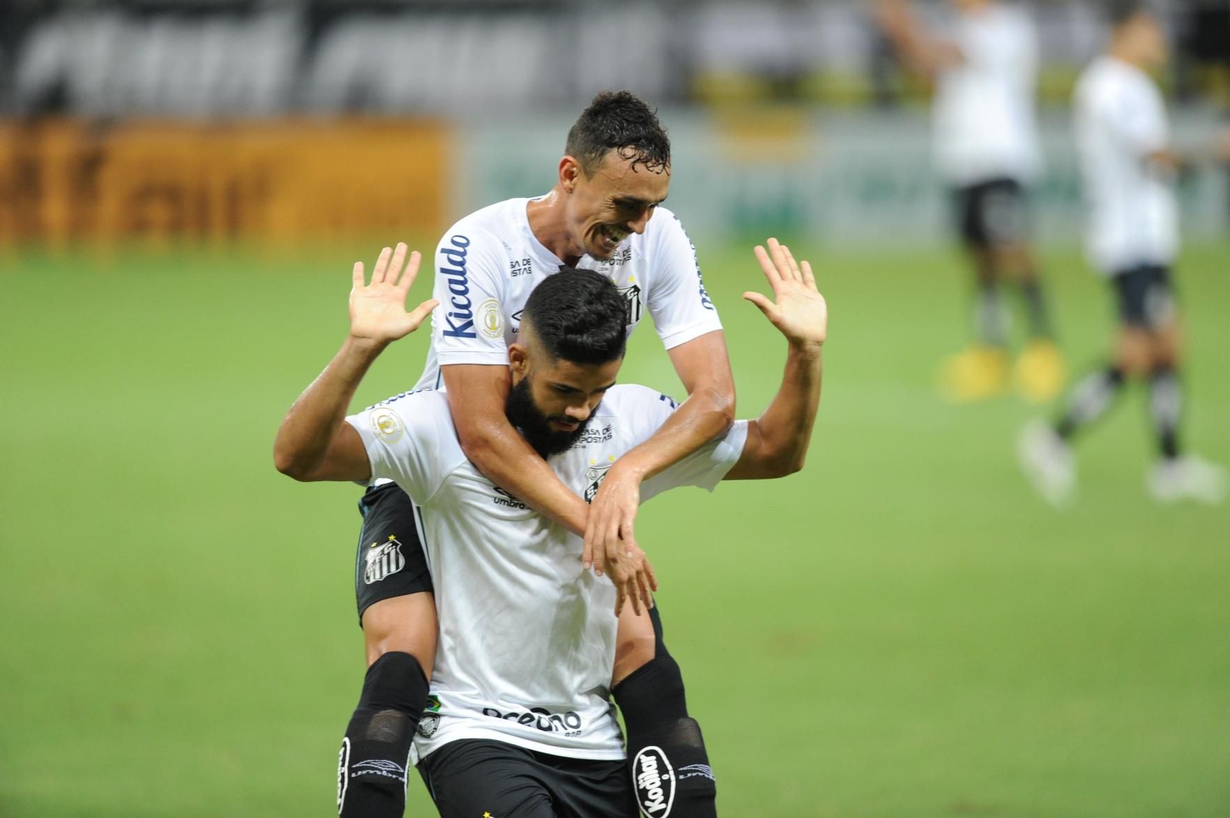 Torcedores do Santos não perdoam dupla após empate: 'Podem ir embora hoje