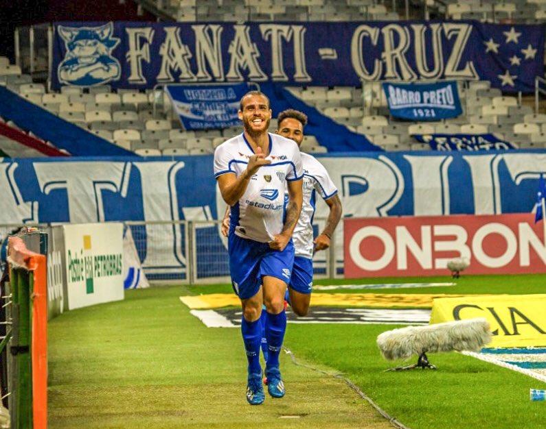 Em noite de sorte, Vasco vence o Londrina e mantém a liderança