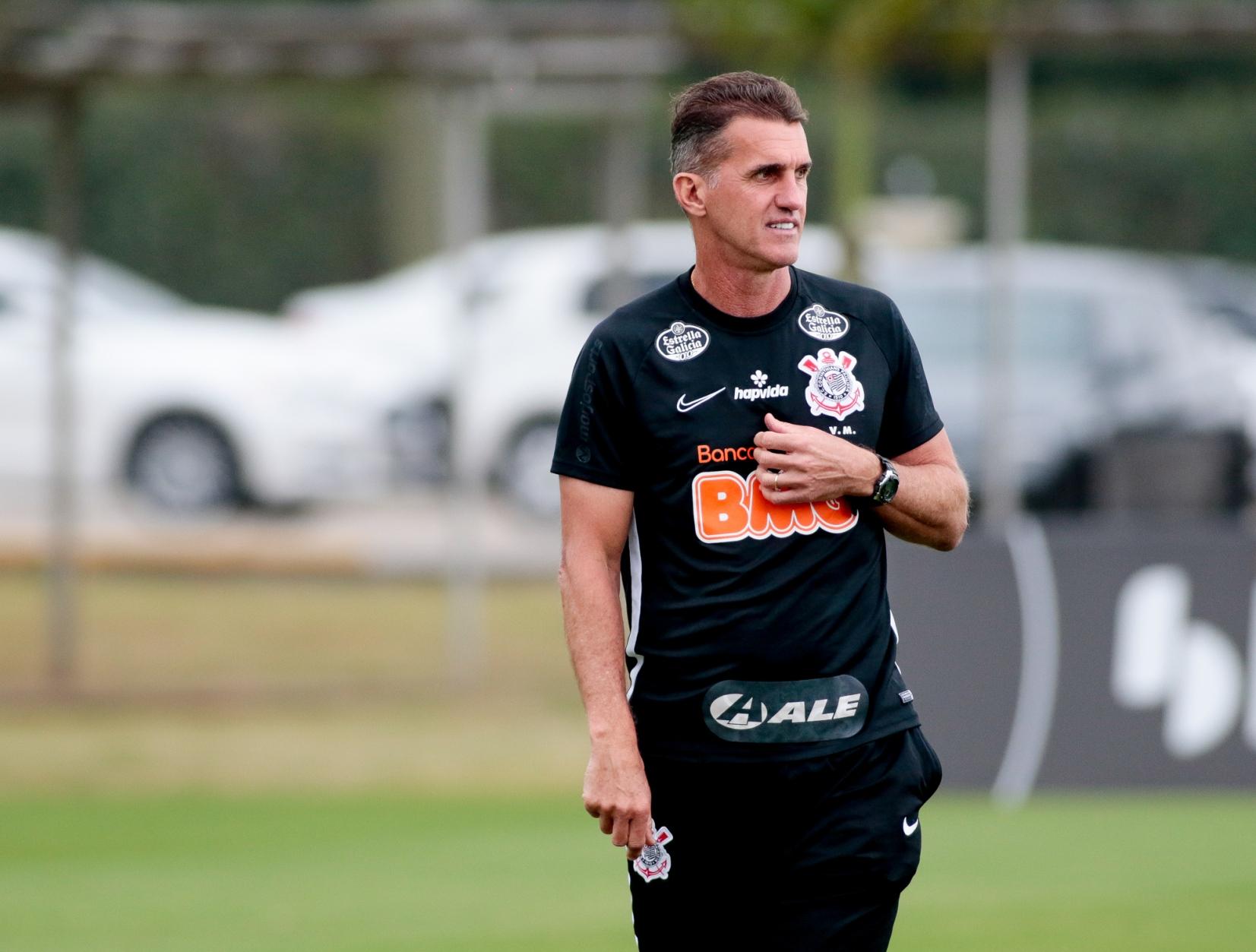 Zanotti marca no fim, Corinthians vence o Grêmio e fatura o título