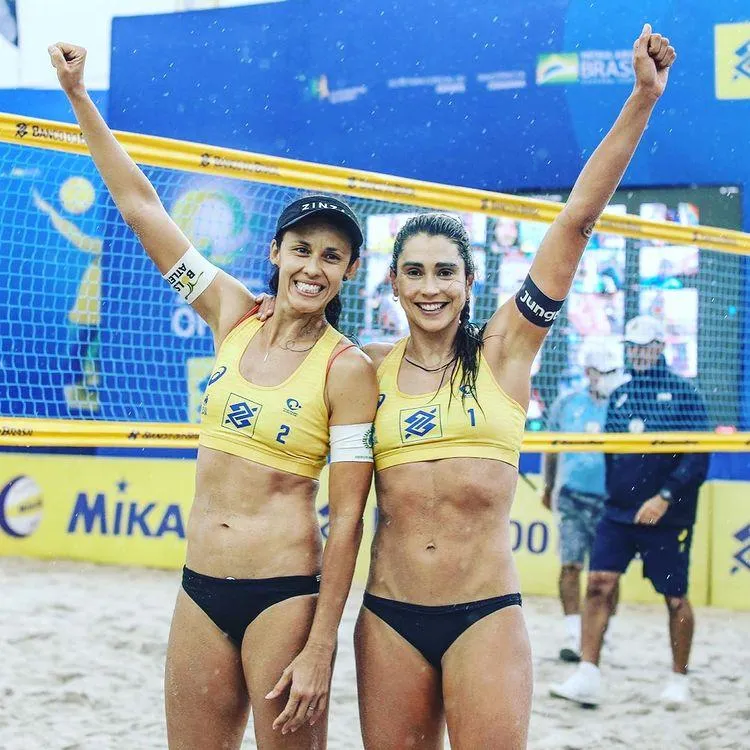 Brasileira Duda é eleita a melhor jogadora de vôlei de praia da