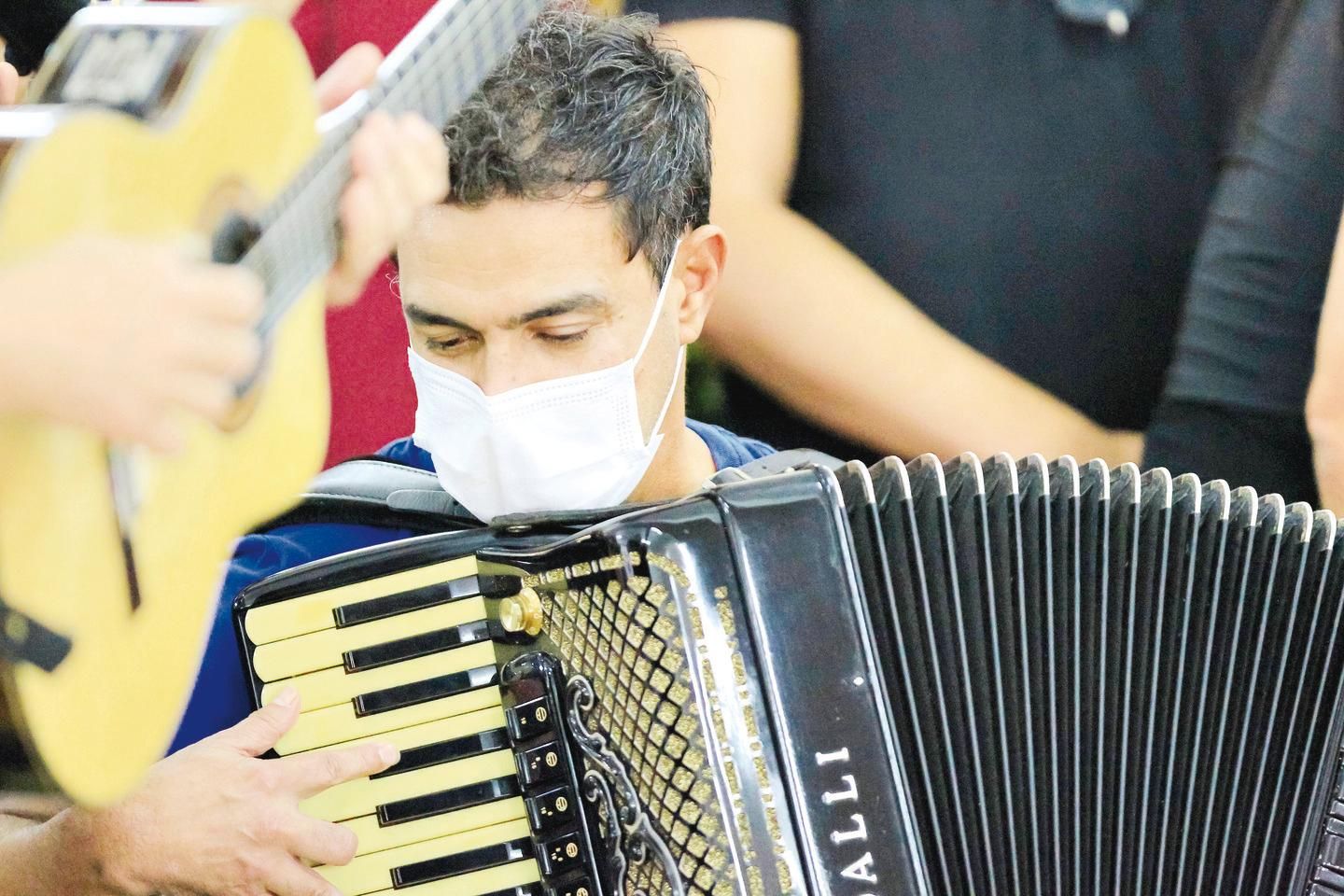 Amigos, sertanejos famosos, fãs e parentes vão ao velório de