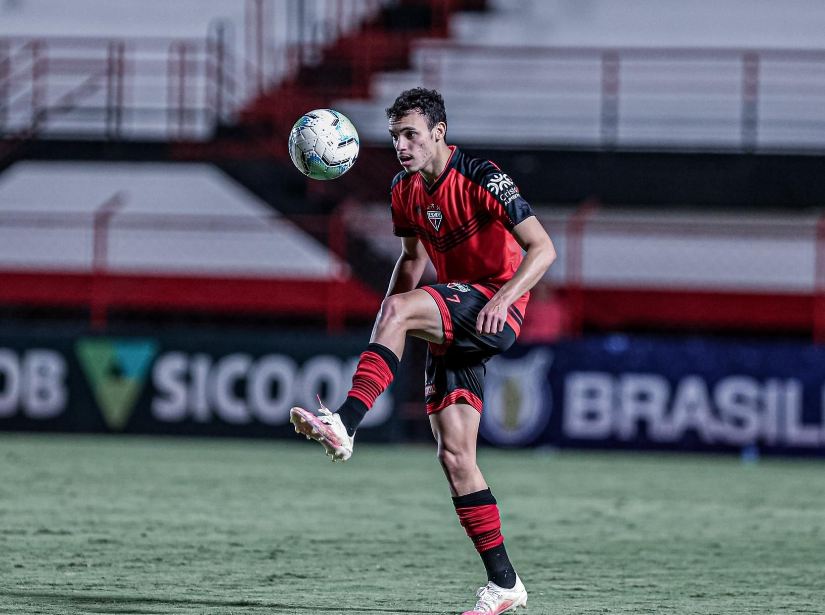 Goleiro do Atlético-GO diz fazer “leitura corporal” nos pênaltis; veja  lista de defesas