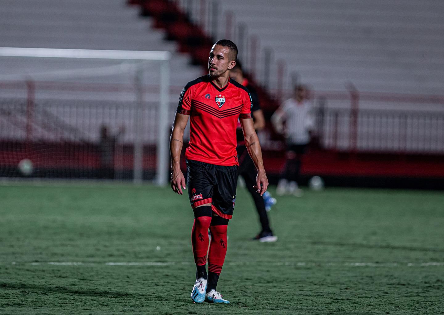 Adversário do São Paulo na Sul-Americana anuncia ex-lateral do Flamengo:  “Muito feliz”