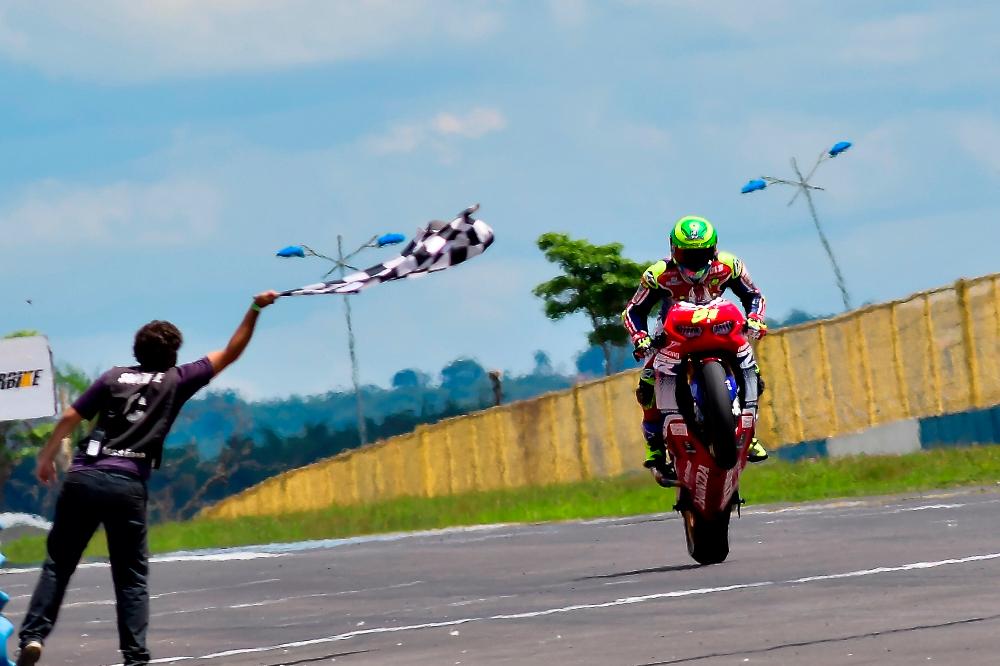 Pedro Sampaio vence principal corrida da segunda etapa do SuperBike Brasil