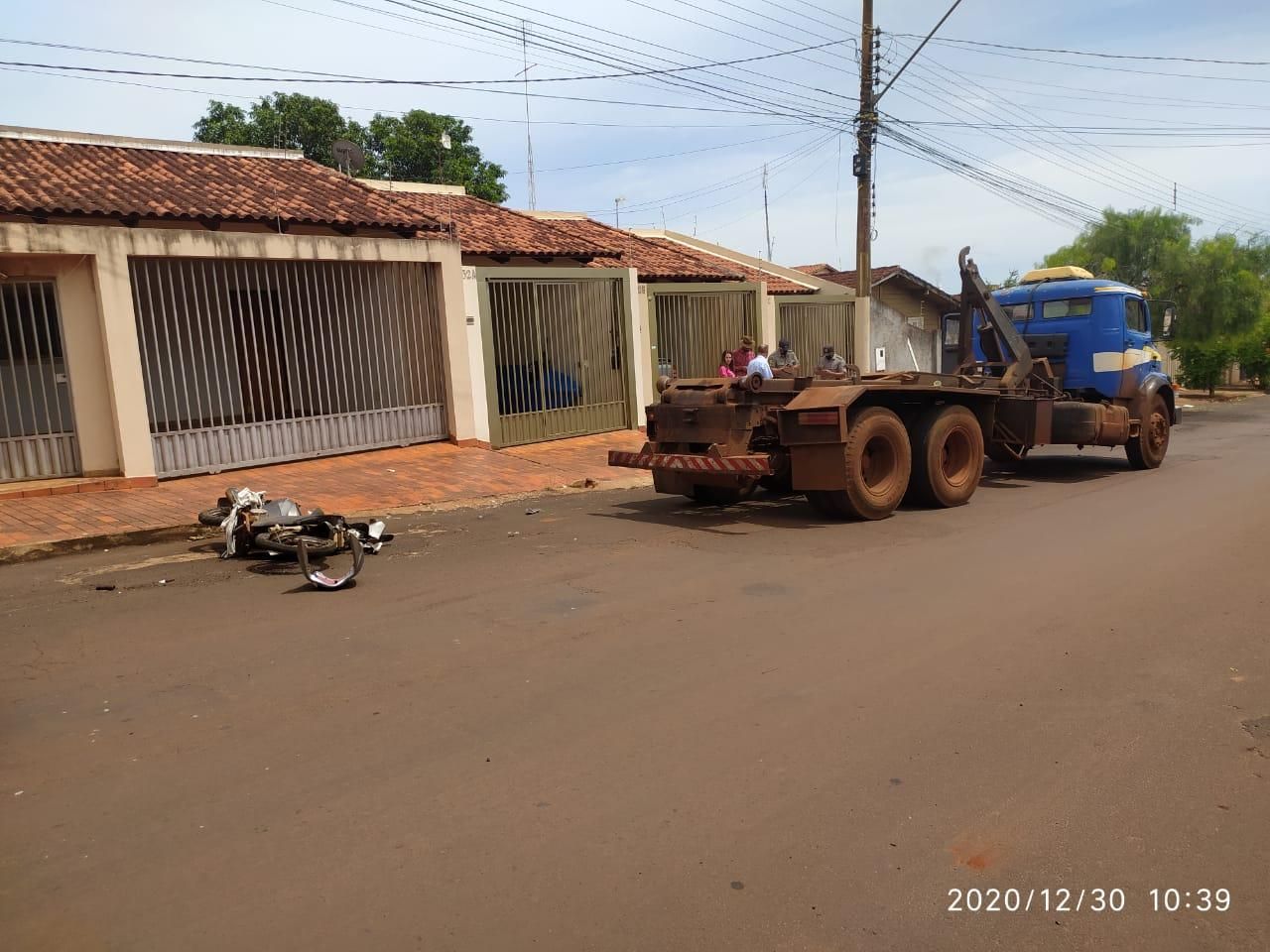 Três adultos e um bebê ficam feridos em acidente entre carro e caminhão, em  Itumbiara