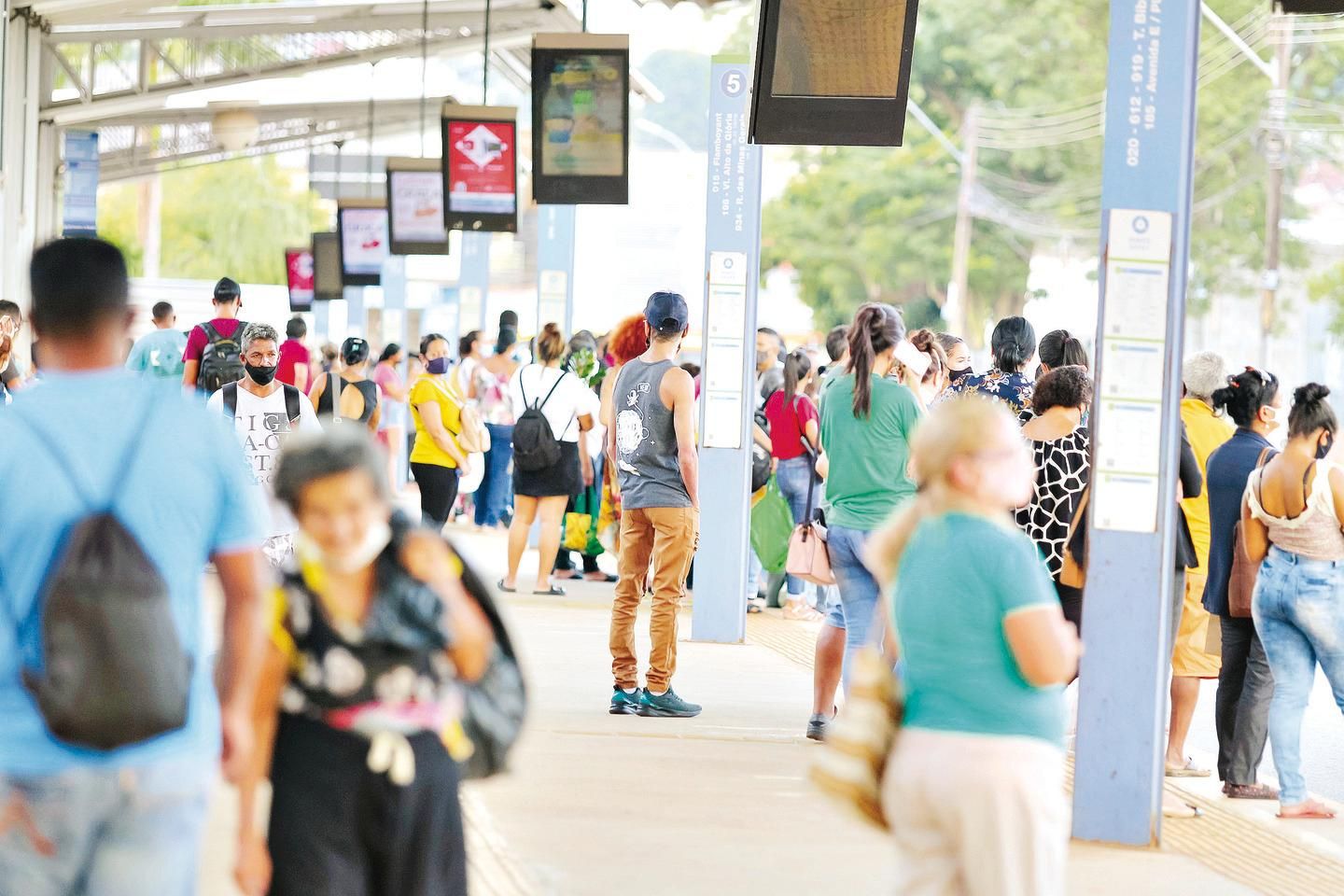 Ônibus têm horário noturno reduzido em viagens com menos de cinco  passageiros